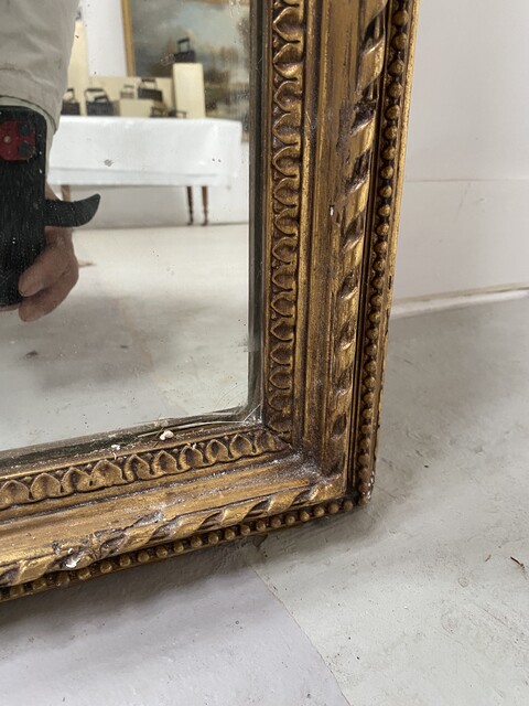 Miroir de style Louis XVI en bois et stuc doré fond miroir en sapin . XX siècle.
