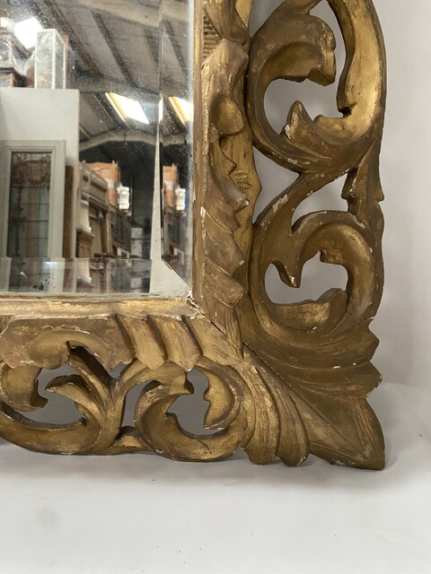 miroir doré à pare clause en bois sculptée ajourée miroir biseauté . XIX siècle.