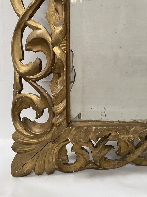 miroir doré à pare clause en bois sculptée ajourée miroir biseauté . XIX siècle.