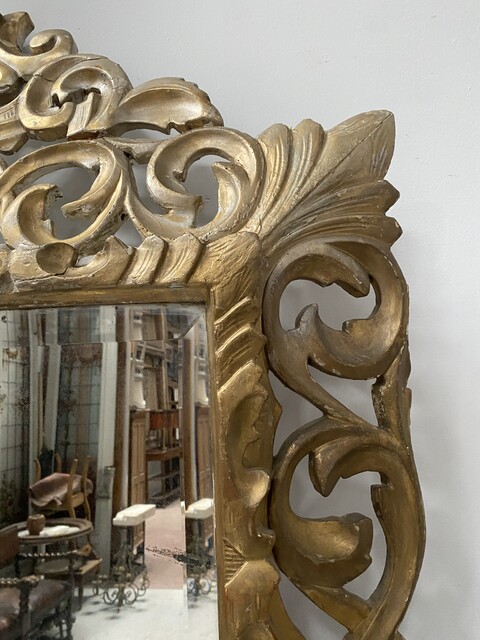 miroir doré à pare clause en bois sculptée ajourée miroir biseauté . XIX siècle.