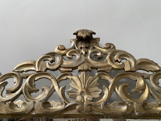 miroir doré à pare clause en bois sculptée ajourée miroir biseauté . XIX siècle.
