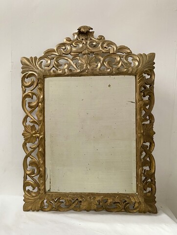 miroir doré à pare clause en bois sculptée ajourée miroir biseauté . XIX siècle.
