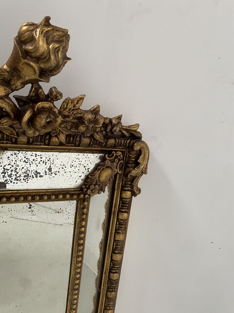 miroir doré à pare clause en bois stuqué doré miroir biseauté . XIX siècle.
