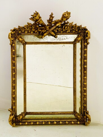 miroir doré à pare clause en bois stuqué doré miroir biseauté . XIX siècle.