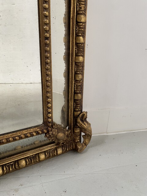 miroir doré à pare clause en bois stuqué doré miroir biseauté . XIX siècle.