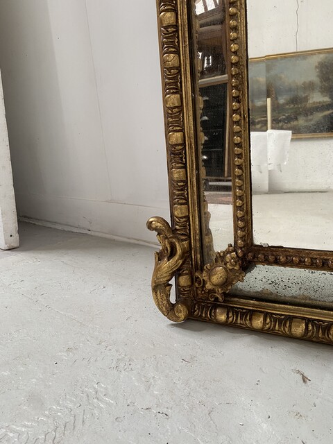 miroir doré à pare clause en bois stuqué doré miroir biseauté . XIX siècle.