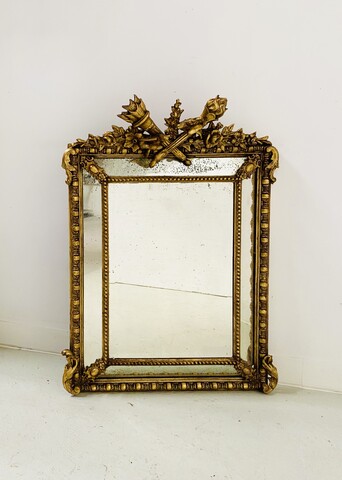 miroir doré à pare clause en bois stuqué doré miroir biseauté . XIX siècle.