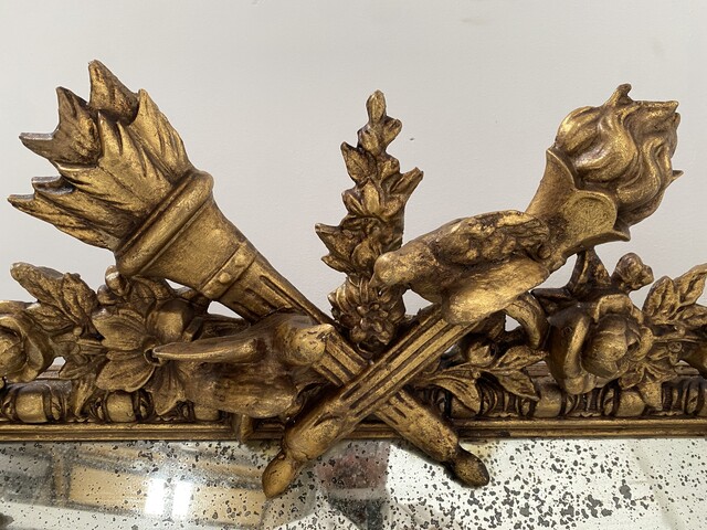 miroir doré à pare clause en bois stuqué doré miroir biseauté . XIX siècle.
