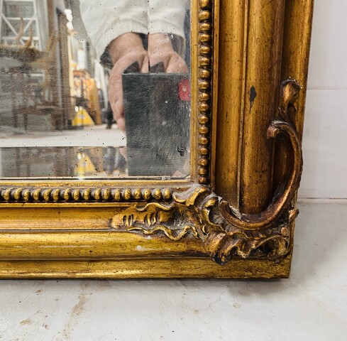 miroir en bois et stuc doré à décor de feuillage . XIX siècle .