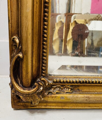 miroir en bois et stuc doré à décor de feuillage . XIX siècle .