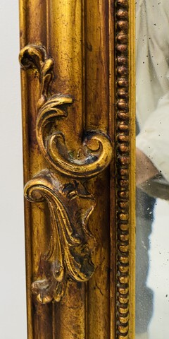 miroir en bois et stuc doré à décor de feuillage . XIX siècle .