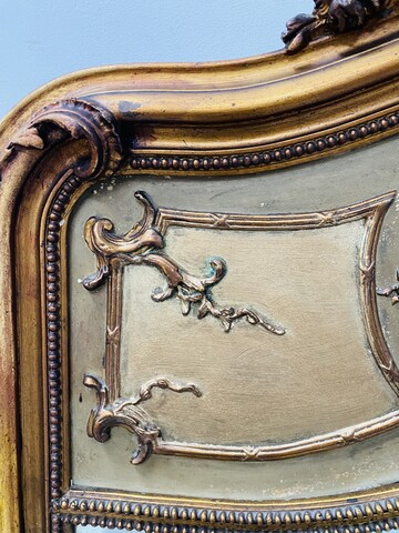 miroir en bois et stuc doré à décor de feuillage . XIX siècle .