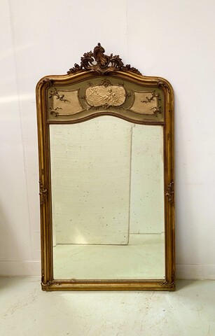 miroir en bois et stuc doré à décor de feuillage . XIX siècle .