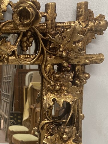 miroir en bois sculpté ajouré décor feuilles de vigne dorure . XIX siècle .