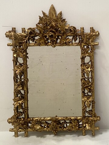 miroir en bois sculpté ajouré décor feuilles de vigne dorure . XIX siècle .