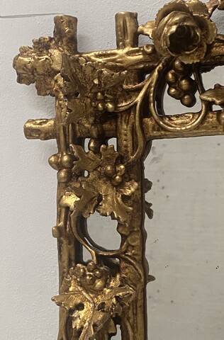 miroir en bois sculpté ajouré décor feuilles de vigne dorure . XIX siècle .