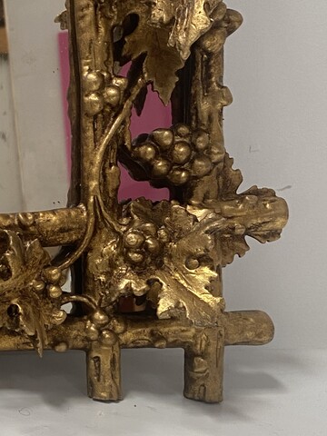 miroir en bois sculpté ajouré décor feuilles de vigne dorure . XIX siècle .
