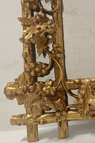 miroir en bois sculpté ajouré décor feuilles de vigne dorure . XIX siècle .