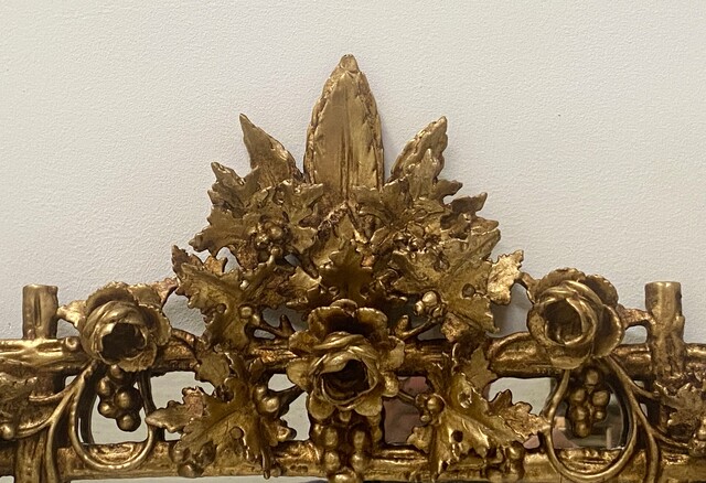 miroir en bois sculpté ajouré décor feuilles de vigne dorure . XIX siècle .