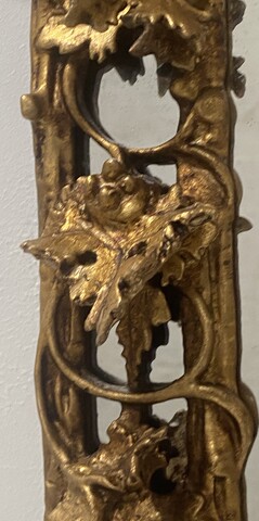 miroir en bois sculpté ajouré décor feuilles de vigne dorure . XIX siècle .