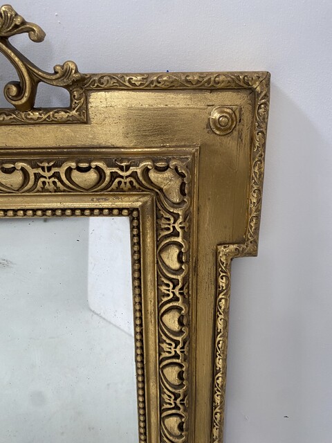 miroir en stuc à coquille patine doré décor animal fond en sapin . XIX siècle .