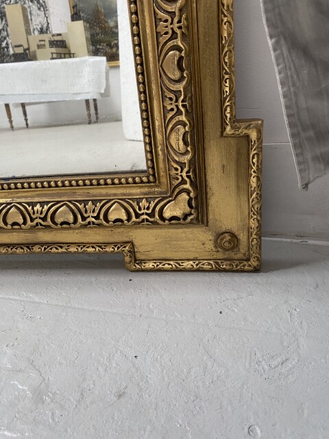 miroir en stuc à coquille patine doré décor animal fond en sapin . XIX siècle .