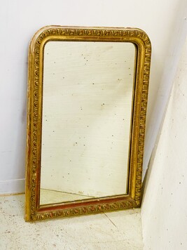  miroir époque Louis Philippe en stuc doré sculpté de frise d'oves . XIX siècle .