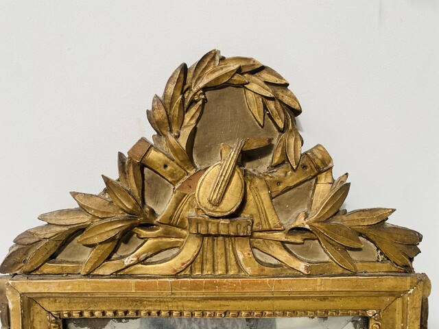 miroir Louis XV en bois sculpté doré décor attribut de musique . XVIII siècle .