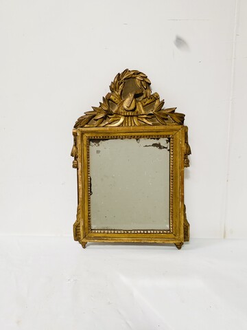 miroir Louis XV en bois sculpté doré décor attribut de musique . XVIII siècle .