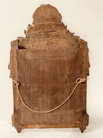 miroir Louis XV en bois sculpté doré décor attribut de musique . XVIII siècle .