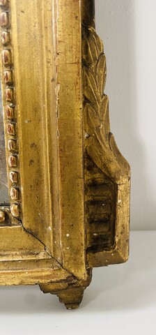 miroir Louis XV en bois sculpté doré décor attribut de musique . XVIII siècle .