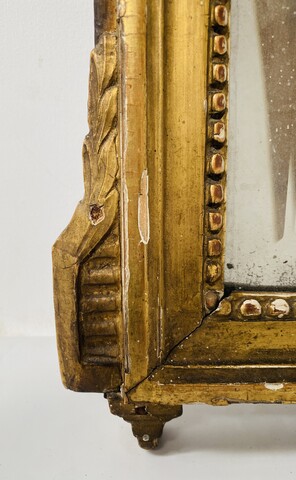 miroir Louis XV en bois sculpté doré décor attribut de musique . XVIII siècle .