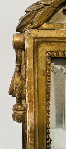 miroir Louis XV en bois sculpté doré décor attribut de musique . XVIII siècle .