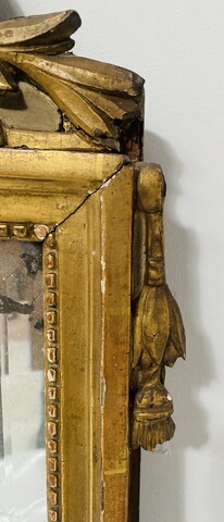 miroir Louis XV en bois sculpté doré décor attribut de musique . XVIII siècle .