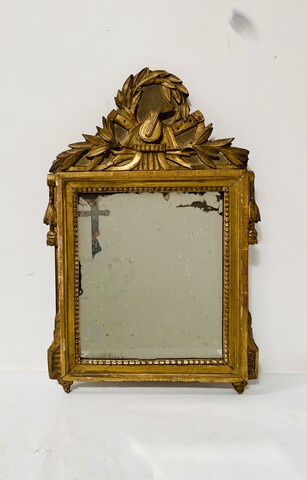 miroir Louis XV en bois sculpté doré décor attribut de musique . XVIII siècle .