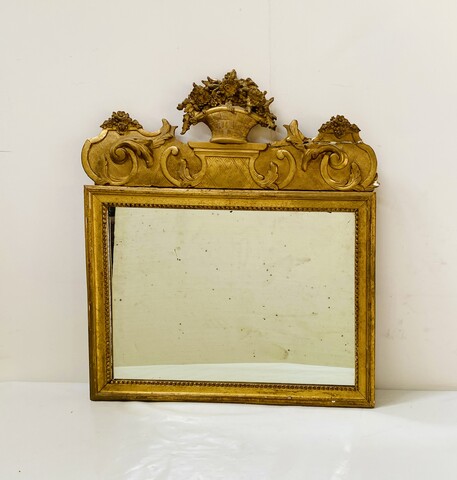 miroir Louis XV en bois sculpté doré décor panier d'abondance . XIX siècle .