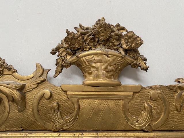 miroir Louis XV en bois sculpté doré décor panier d'abondance . XIX siècle .