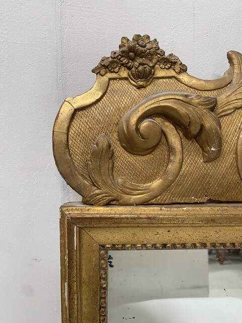 miroir Louis XV en bois sculpté doré décor panier d'abondance . XIX siècle .