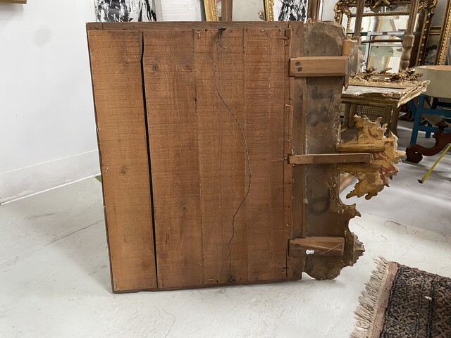 miroir Louis XV en bois sculpté doré décor panier d'abondance . XIX siècle .
