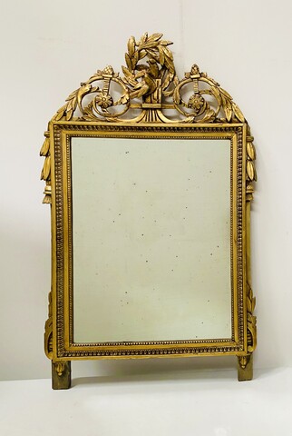 miroir Louis XVI en bois doré finement sculptée à décor de colombe . XIX siècle.