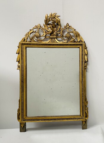 miroir Louis XVI en bois doré finement sculptée à décor de colombe . XIX siècle.