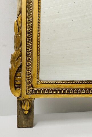 miroir Louis XVI en bois doré finement sculptée à décor de colombe . XIX siècle.