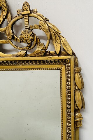 miroir Louis XVI en bois doré finement sculptée à décor de colombe . XIX siècle.