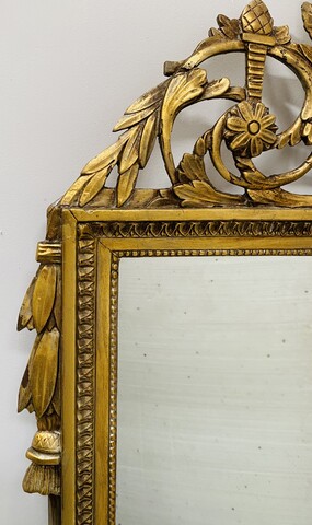miroir Louis XVI en bois doré finement sculptée à décor de colombe . XIX siècle.
