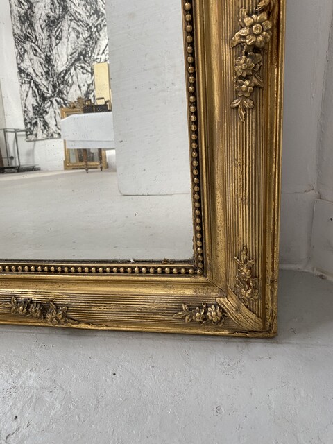miroir Louis XVI patine dorée décor floral finement sculptée . XX siècle .