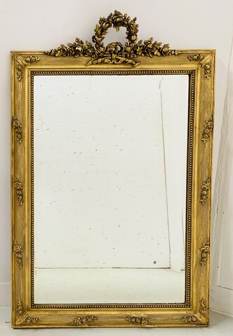 miroir Louis XVI patine dorée décor floral finement sculptée . XX siècle .