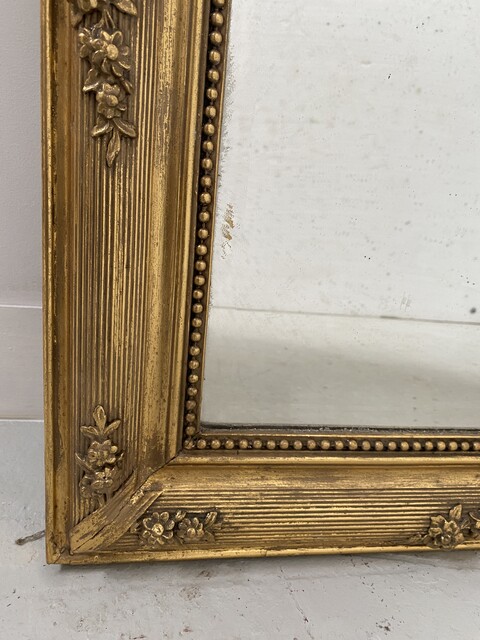 miroir Louis XVI patine dorée décor floral finement sculptée . XX siècle .