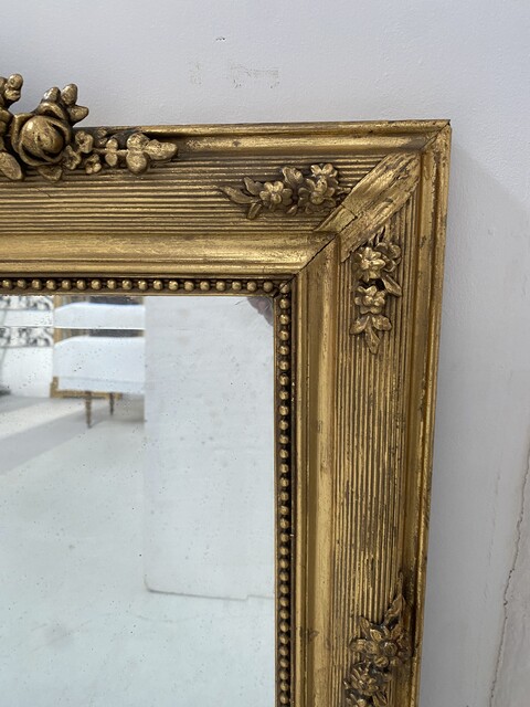 miroir Louis XVI patine dorée décor floral finement sculptée . XX siècle .