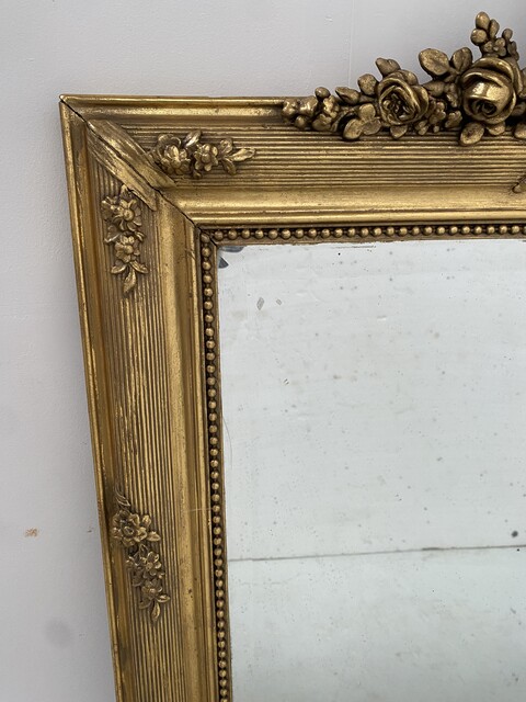 miroir Louis XVI patine dorée décor floral finement sculptée . XX siècle .
