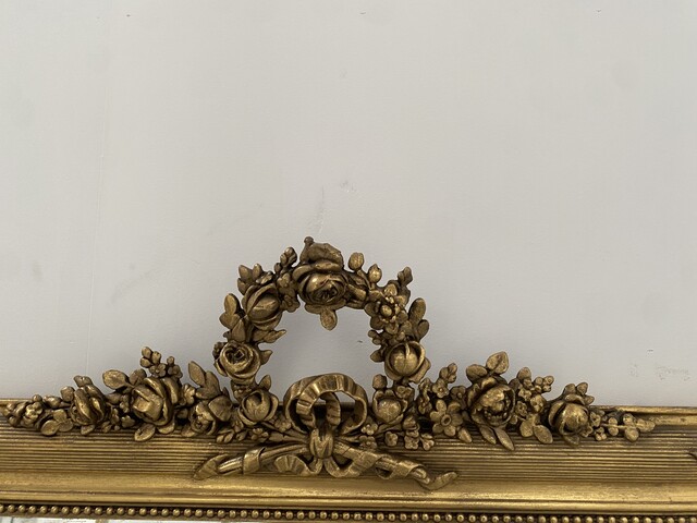 miroir Louis XVI patine dorée décor floral finement sculptée . XX siècle .